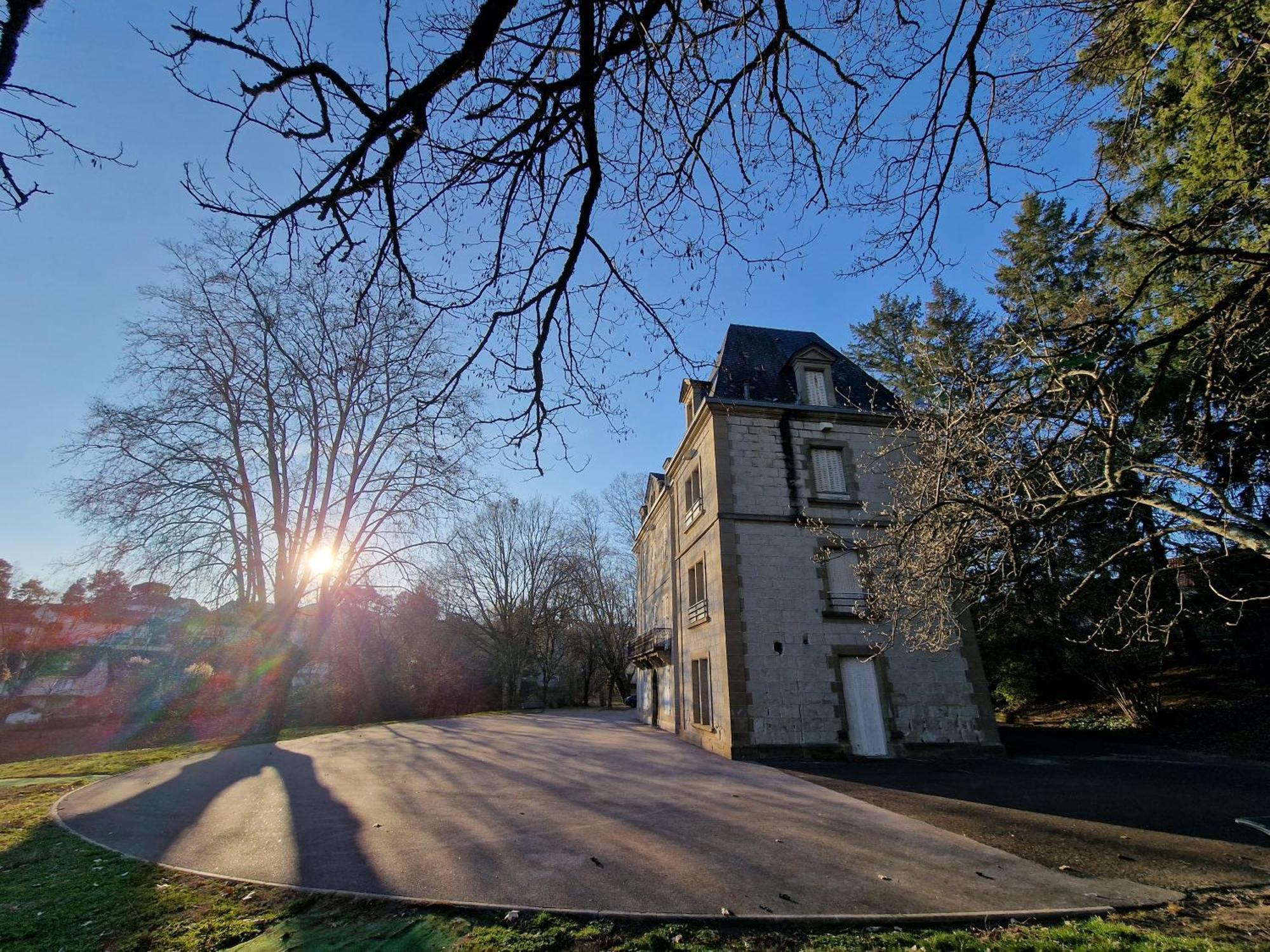 Ferienwohnung Chateau De Serignac Malemort Exterior foto